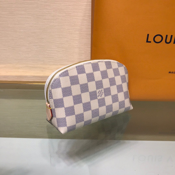 l**is V*t*n cosmetic pouch