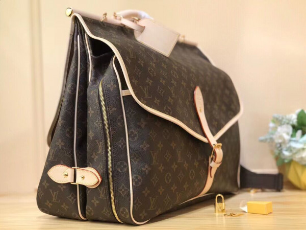 l**is V*t*n hunting bag