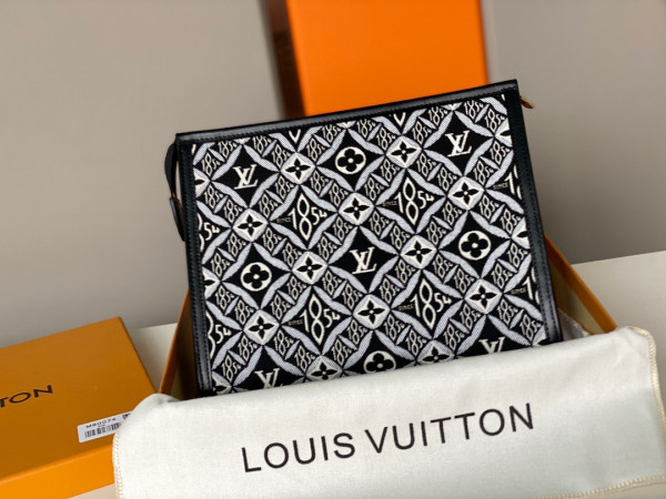 l**is V*t*n since 1854 toiletry pouch 26