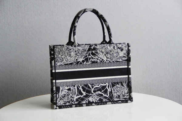 medium D*or book tote