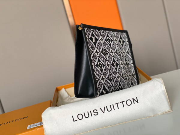 l**is V*t*n since 1854 toiletry pouch 26