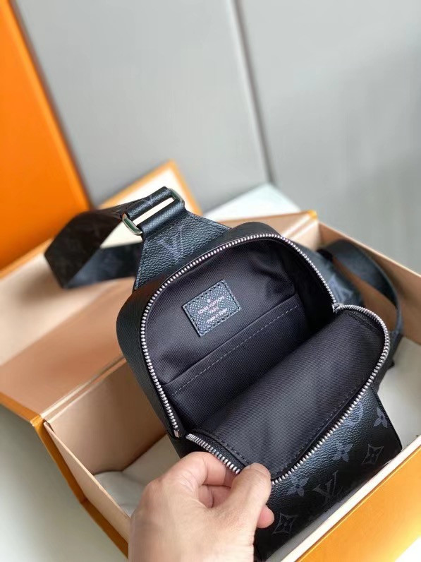 l**is V*t*n outdoor slingbag