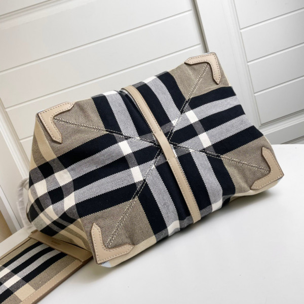 B**rry beach tote