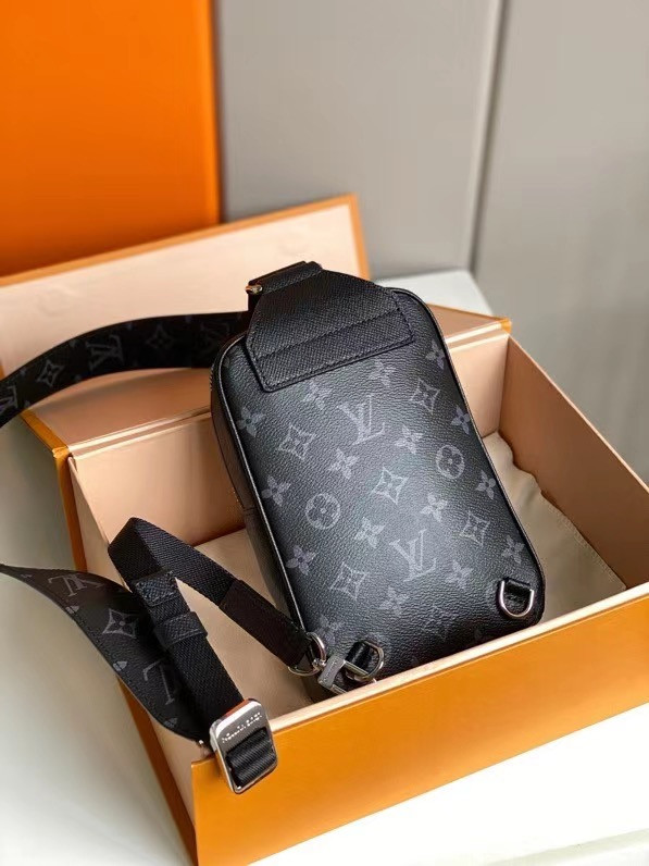 l**is V*t*n outdoor slingbag