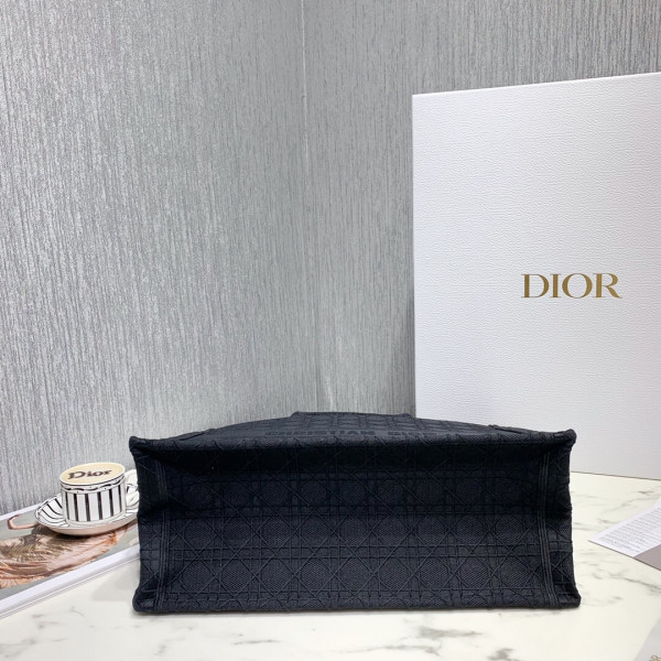 large D*or book tote