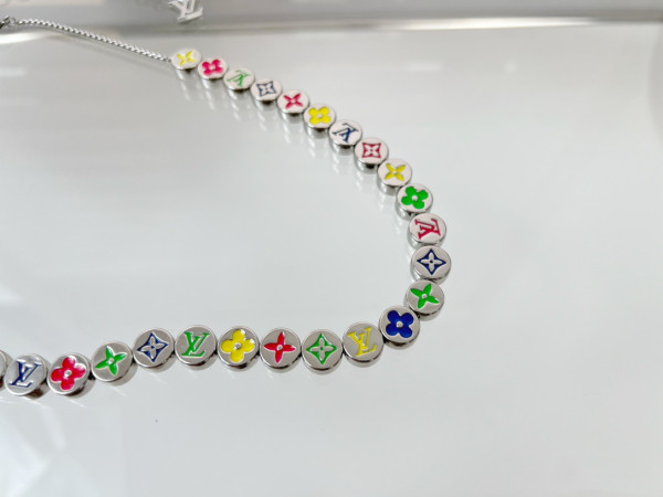 l**is V*t*n necklace