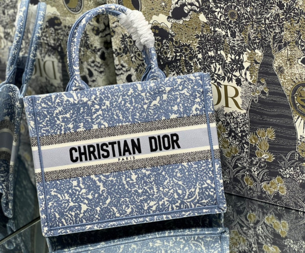 medium D*or book tote