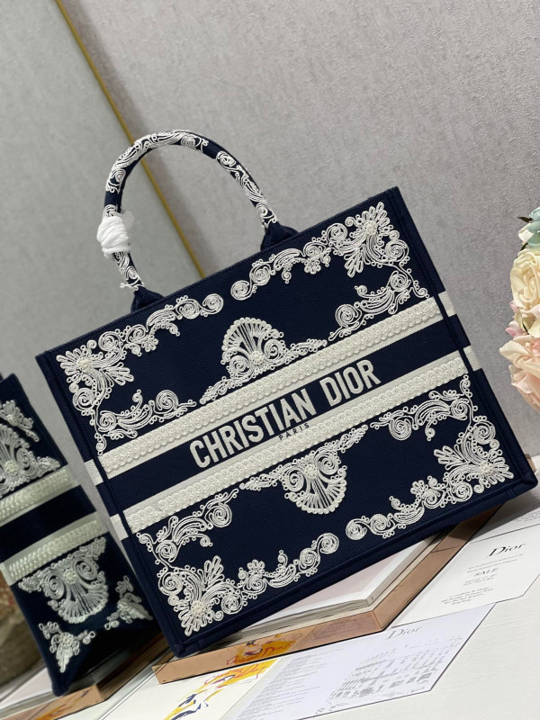 large D*or book tote