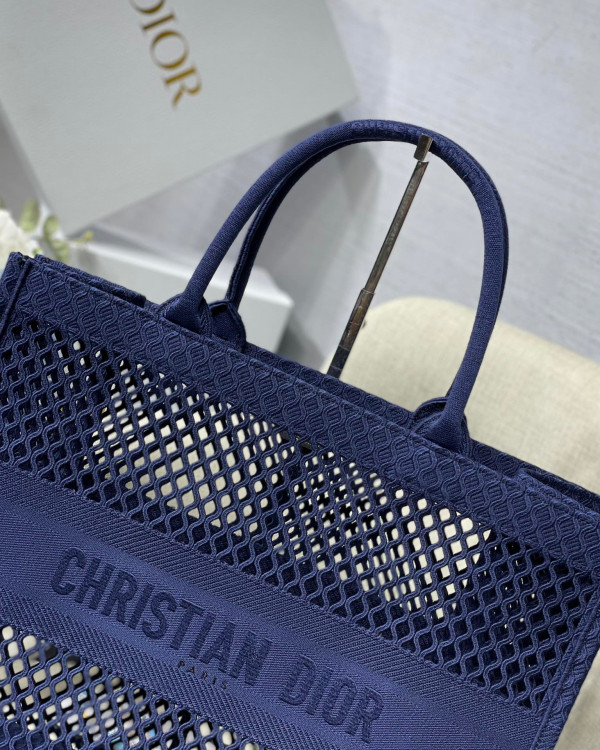 large D*or book tote