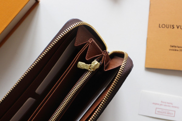 l**is V*t*n zippy wallet