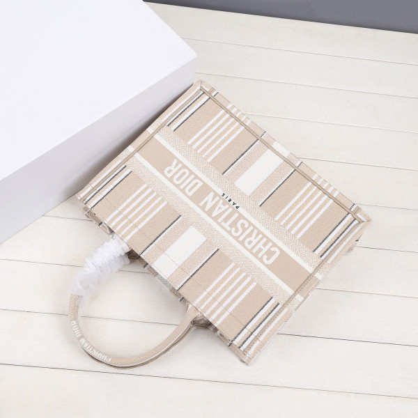 medium D*or book tote