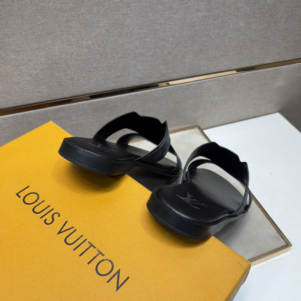 l**is V*t*n sandals