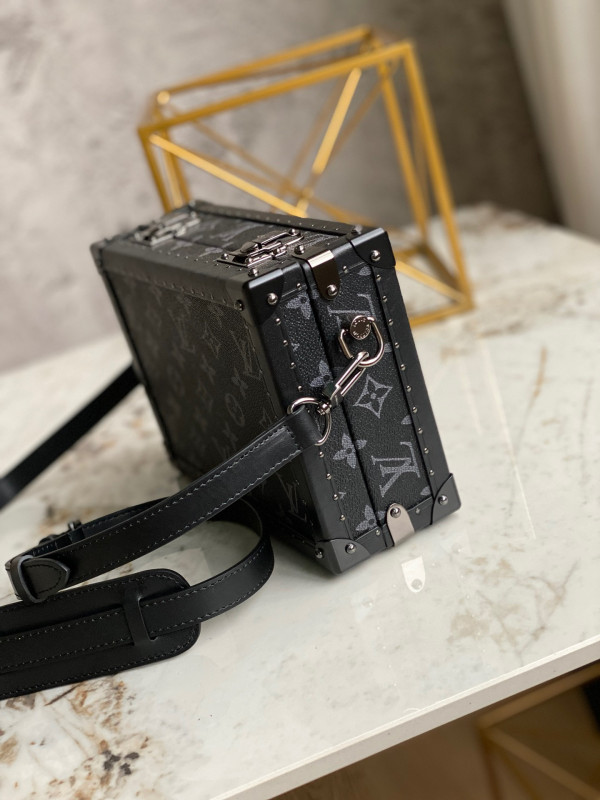l**is V*t*n clutch box