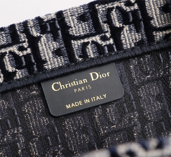 medium D*or book tote