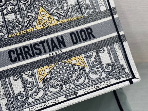 medium D*or book tote