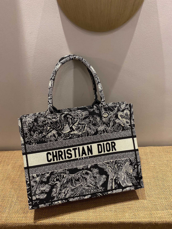 medium D*or book tote