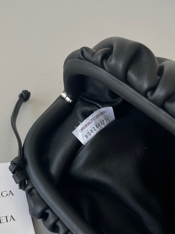 Bo*te*ga ve*ne*ta mini pouch