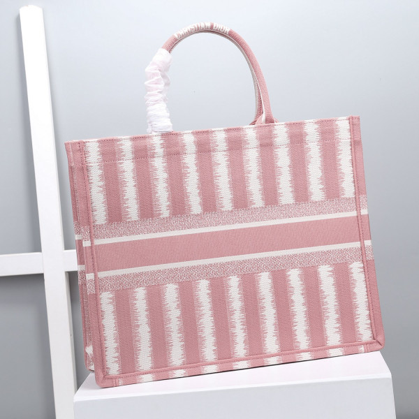 large D*or book tote