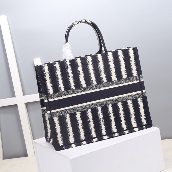 large D*or book tote
