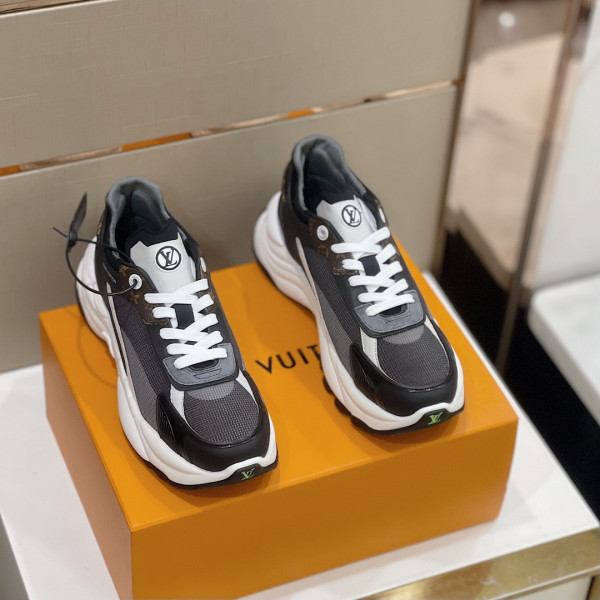 l**is V*t*n run 55 sneaker