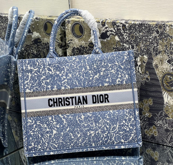 large D*or book tote