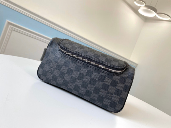 l**is V*t*n toiletry pouch