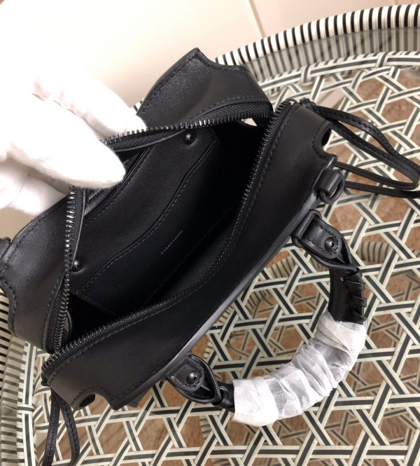 Ba*len*cia*ga neo classic mini top handle bag