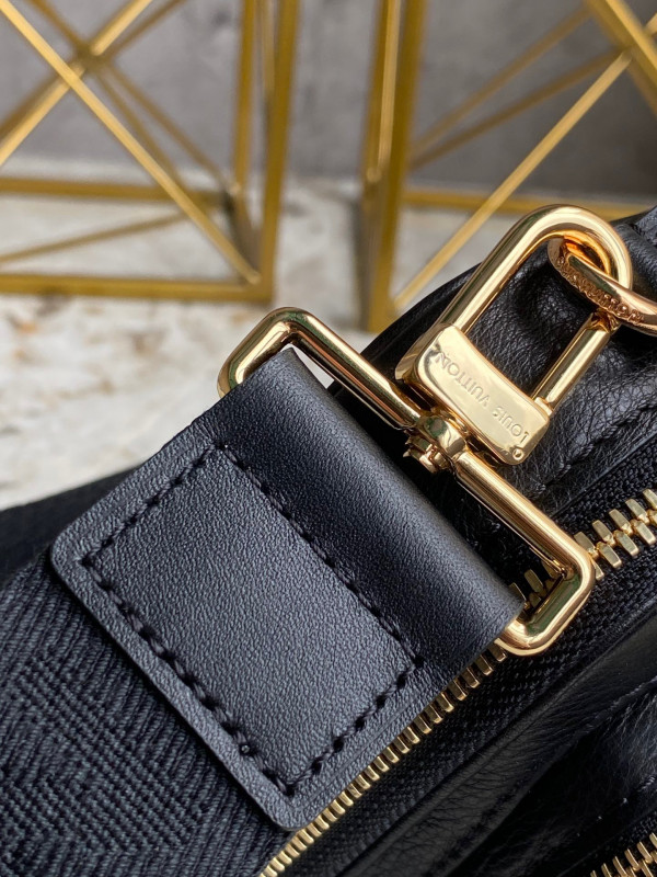 l**is V*t*n utility crossbody