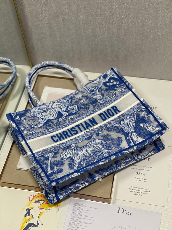 medium D*or book tote