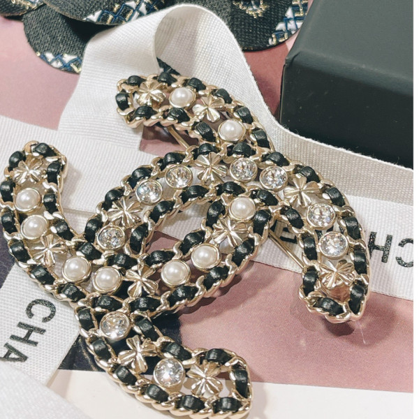 CL BROOCH