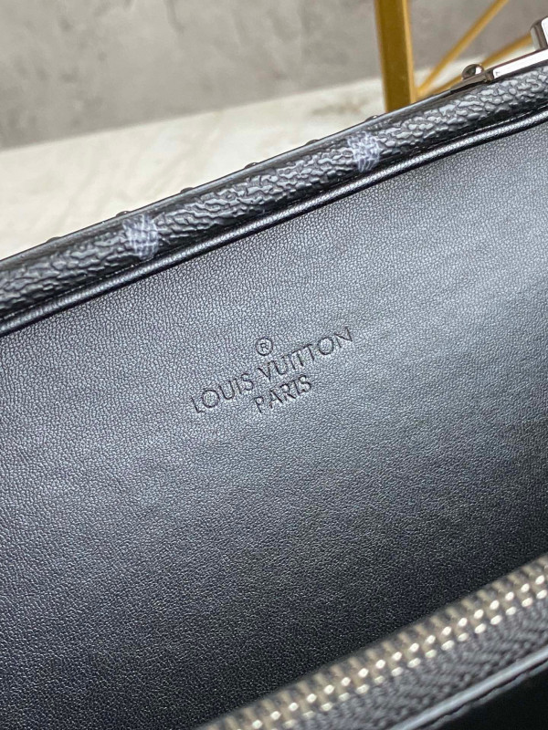 l**is V*t*n clutch box