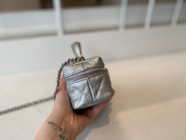 CL SMALL VANITY WITH CHAIN