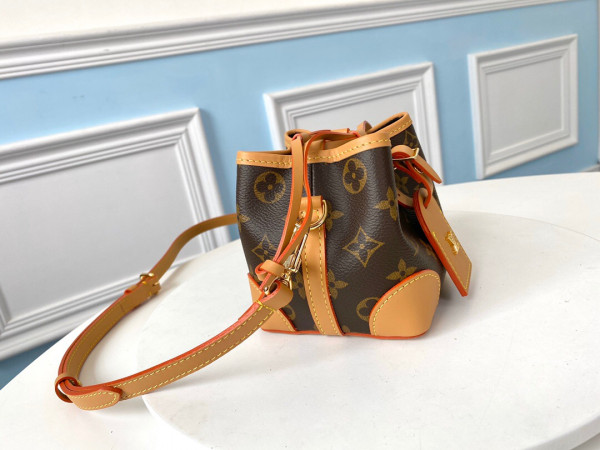l**is V*t*n noÉ purse