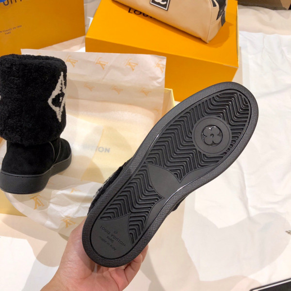 l**is V*t*n boots