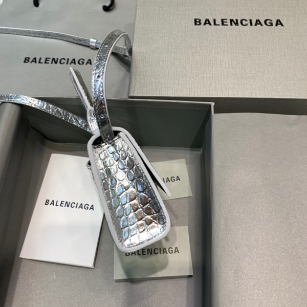 Ba*len*cia*ga hourglass