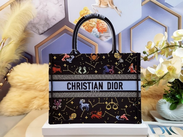 medium D*or book tote