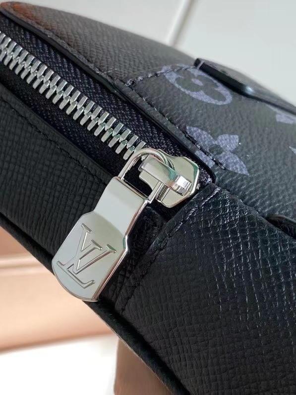 l**is V*t*n outdoor slingbag