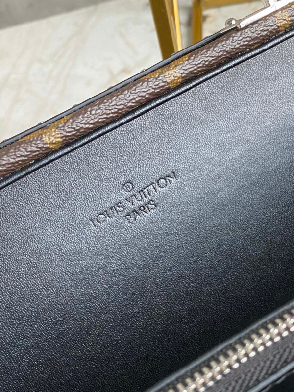 l**is V*t*n clutch box