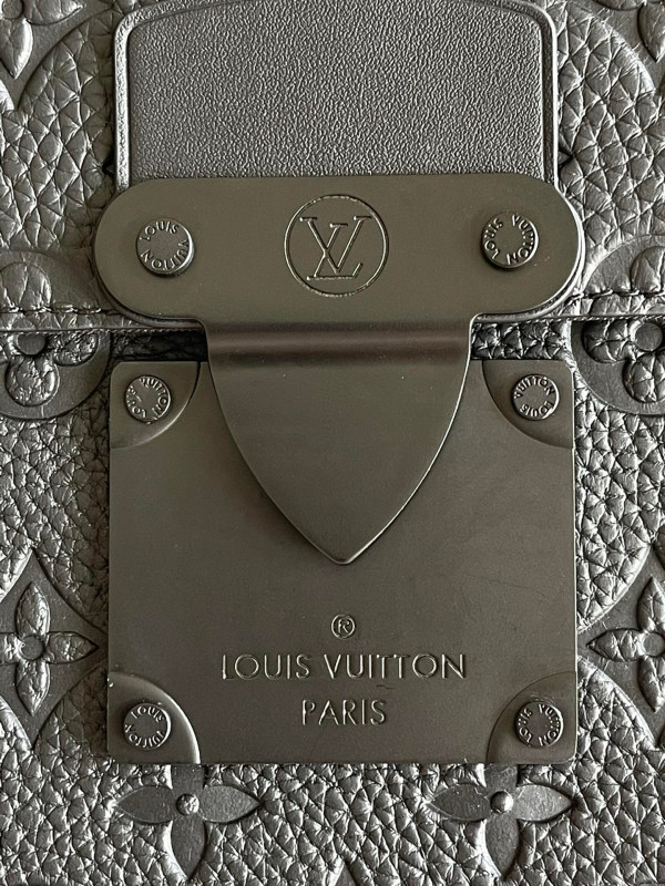l**is V*t*n s lock a4 pouch