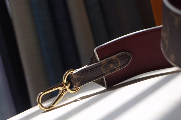 l**is V*t*n monogram strap