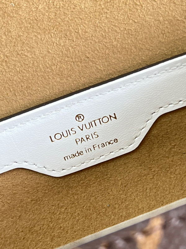 l**is V*t*n papillon trunk