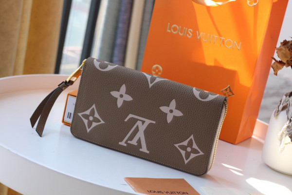 l**is V*t*n zippy wallet