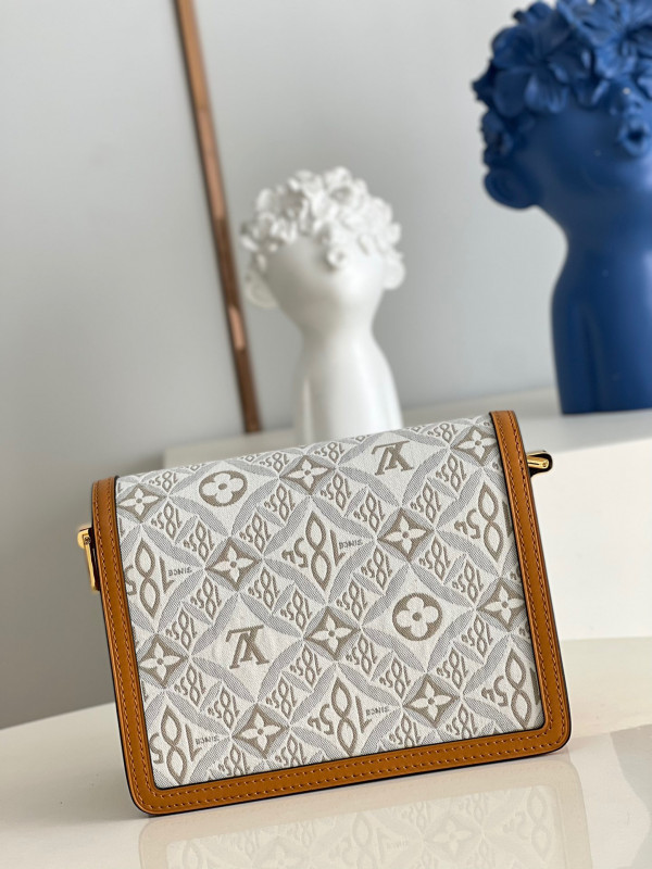 l**is V*t*n dauphine mini
