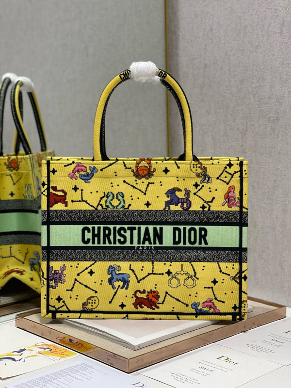 medium D*or book tote