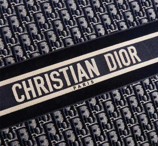 large D*or book tote