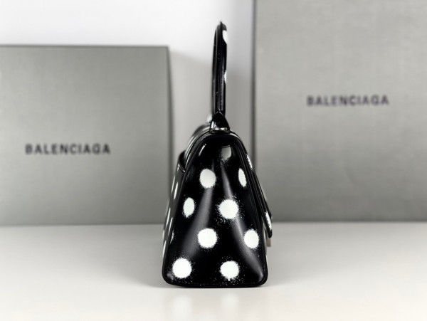 Ba*len*cia*ga hourglass