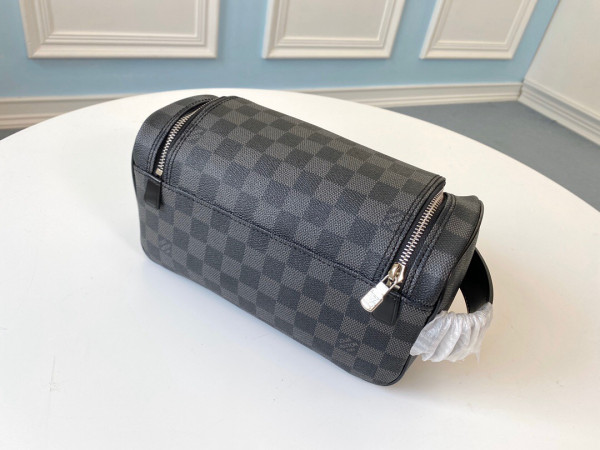 l**is V*t*n toiletry pouch