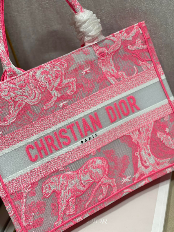 medium D*or book tote