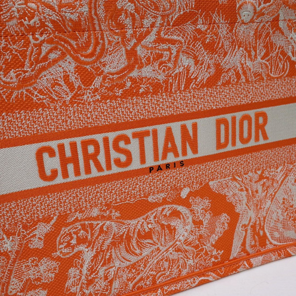 medium D*or book tote
