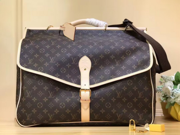 l**is V*t*n hunting bag